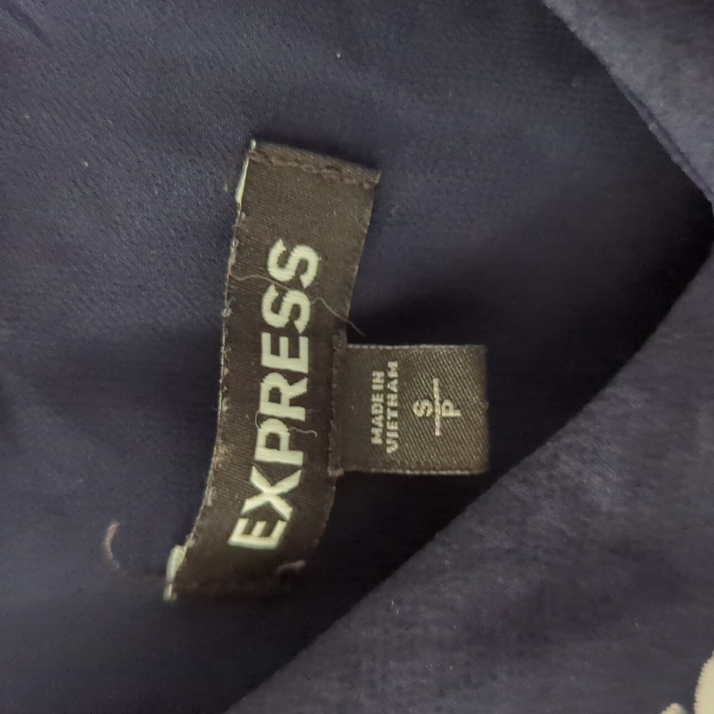 Express Embroidered Tank - Picture 2 of 3